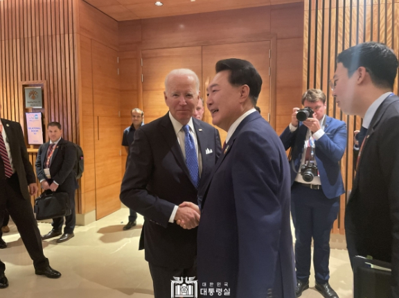 윤석열 대통령, G20 정상 라운지에서 바이든 미 대통령 조우: 윤석열 대통령과 바이든 미 대통령 환담