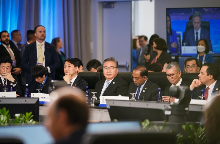 Foreign Minister Park Jin Addresses APEC
